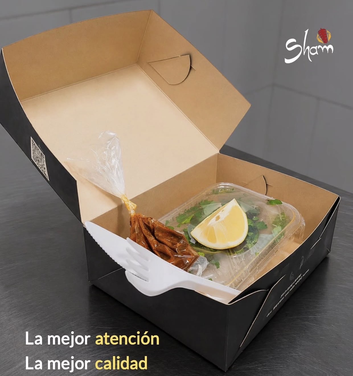 Caja de delivery Sham con comida arabe
